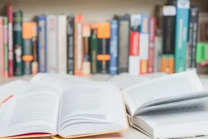 Libros abiertos apilados